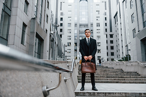 포토 JPG 해외이미지 전신 남자 안경 서류가방 한명 들기 정장 성인 앞모습 도시 직장인 비즈니스맨 스마트 성인남자한명만 해외포토 직업 1 잡화 옷 뷰포인트 컨셉 가방 비즈니스 모션 사람 남자한명만 성인남자만 파일형식