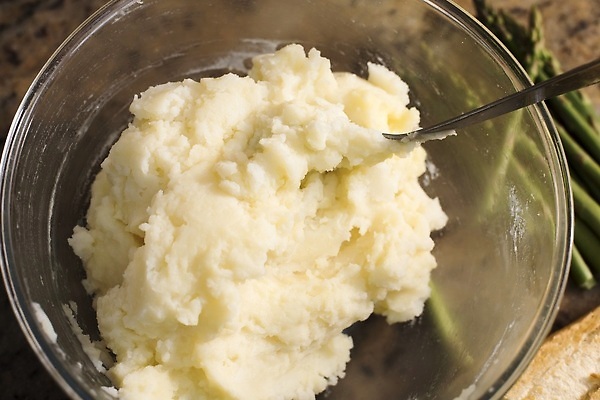 포토 JPG 해외이미지 채소 유리 감자 요리 사람없음 숟가락 사발 계산대 토핑 녹말 반주 탄수화물 화강암 해외202310 해외포토 재질 수저 암석 사기그릇 파일형식