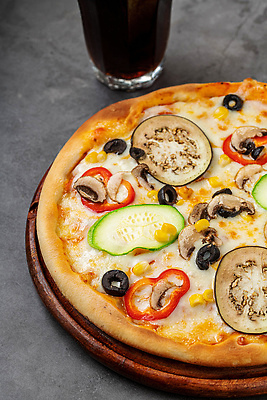 포토 JPG 해외이미지 가지 잔 파프리카 피자 사람없음 레스토랑 올리브 채식 콜라 양송이 나무쟁반 주키니 옥수수콘 해외포토 식기 열매 채소 패스트푸드 쟁반 서양음식 옥수수 목재 식당 버섯 탄산음료 파일형식