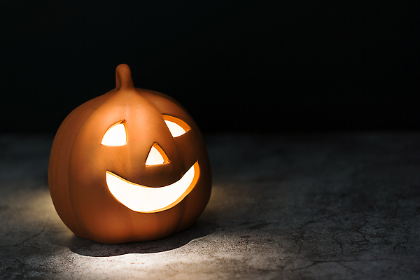 포토 JPG 해외이미지 계절 얼굴 백그라운드 오렌지 장난 호박 휴가 사람없음 장식 검은색 어둠 할로윈 등불 축하 대접 야간 잭 나쁜 광 국경 해외202310 해외포토 자연요소 컬러 컨셉 채소 과일 조명 신체부위 파일형식