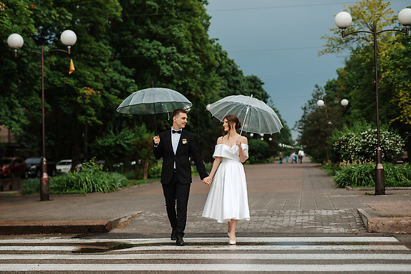 포토 JPG 해외이미지 전신 식물 공원 여자 남자 행복 웨딩드레스 결혼 우산 신혼부부 전등 들기 정장 성인 두명 앞모습 마주보기 걷기 손잡기 기쁨 비 횡단보도 성인만 해외202310 해외포토 자연요소 부부 드레스 옷 공공시설 감정 뷰포인트 모션 날씨 조명 사람 이벤트 보행로 신혼 파일형식