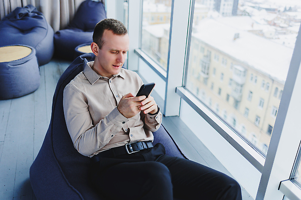 포토 JPG 해외이미지 백인 직업 라이프스타일 손 디자인 남자 종이 커피 백그라운드 인터넷 비즈니스 통신 노동자 수염 주택 세포 직장 미술 한명 사람 성인 노트북 스마트폰 핸드폰 컴퓨터 사무실 공책 카페 업무 비즈니스맨 자신감 네트워크 작업실 연결 멀리 온라인 프로그래머 프리랜서 해외202310 해외포토 서양인 1 감정 음료 회사 문화예술 문구용품 건물 생활 신체부위 전자제품 스마트기기 상점 작업 직장인 파일형식