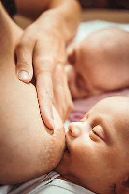 포토 JPG 해외이미지 백인 여자 얼굴 음료 어린이 2 엄마 건강 사랑 안전 사람 세명 뷰티 침묵 임산부 터치 우유 아기 신생아 잡기 잠 작음 가슴 먹기 쌍둥이 부드러움 내추럴 걸음마 궤 돌봄 수유 천진난만 공급 안락 해외202310 해외포토 서양인 감정 컨셉 가족 모션 유제품 신체부위 소리 임신 감각 크기 파일형식