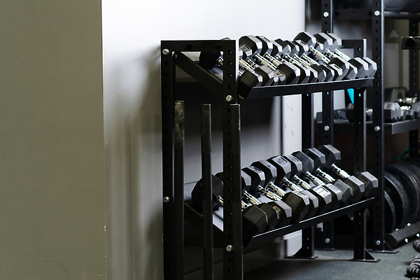 포토 JPG 해외이미지 손 벽 스포츠 장신구 근육 주택 실내 건강 사람없음 세트 운동 검은색 힘 아령 장비 선택 몸무게 보디빌딩 보디빌더 체육관 근육질 역도 수납 걸레 무거움 기어 리프팅 조작 해외202310 해외포토 컬러 컨셉 내부 건물 신체부위 헬스 무게 청소도구 몸매 파일형식