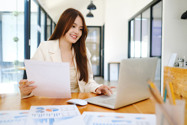 포토 JPG 해외이미지 비즈니스 설계 직장 한명 금융 경제 자료 공연 성장 작업 비즈니스맨 시장 재산 결과 주식 위험 분석 무역 컨설턴트 투자 이익 수익 가치 회계 비율 경영 계좌 수입 자금 회계사 해외202310 해외포토 직업 1 남자 산업 컨셉 돈 회사 사람 이벤트 직장인 전문직 상담 파일형식