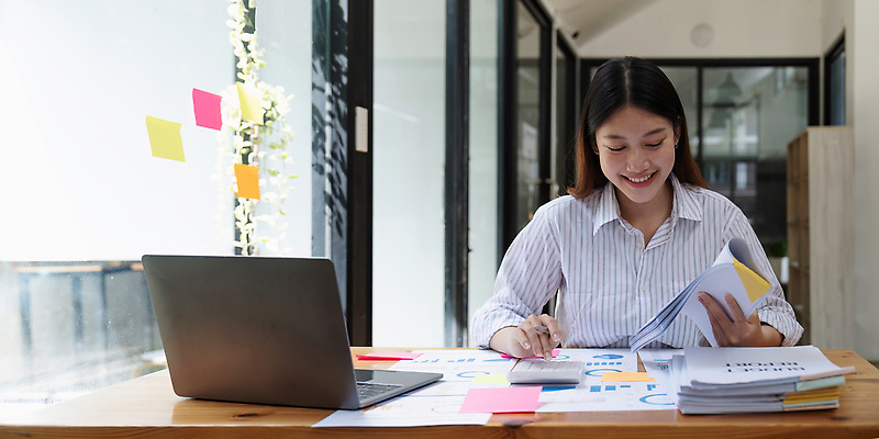 포토 JPG 해외이미지 여자 사업가 성공 그래프 설계 파노라마 한명 정장 금융 경제 노트북 펜 자료 공연 계산기 성장 작업 비즈니스우먼 계획 종업원 책상 분석 서비스 보고서 경영자 문서 파일 투자 바쁨 비서 수익 감독관 해결 대출 마케팅 세금 심각 예산 제어 비용 브레인스토밍 해외202310 해외포토 직업 1 옷 가구 컨셉 비즈니스 문구용품 촬영기법 사람 이벤트 전자제품 필기구 장비 직장인 리더 파일형식
