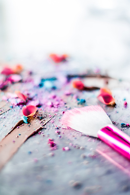 포토 JPG 해외이미지 백그라운드 사람없음 화려 가루 크림 질감 아이섀도 메이크업브러쉬 파운데이션 해외202310 해외포토 컨셉 화장품 붓 파일형식