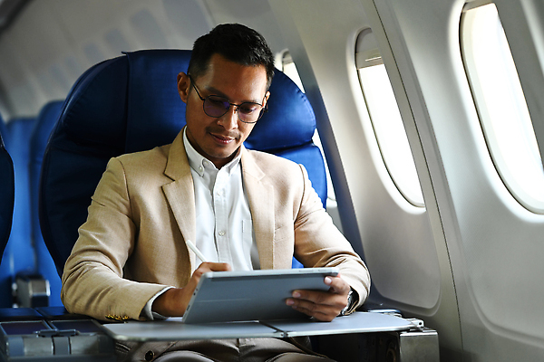 포토 JPG 해외이미지 남자 여행 인터넷 의자 사업가 창문 교통시설 성공 비행기 한명 사람 앉기 정장 내부 금융 경제 태블릿 알약 업무 작업 비즈니스맨 네트워크 재산 연결 사이버 무선전화기 스마트 검색 출장 승객 온라인 대패 정중 해외202310 해외포토 직업 1 옷 가구 교통 컨셉 비즈니스 항공교통 모션 대중교통 전자제품 스마트기기 약 직장인 전화기 시설 파일형식