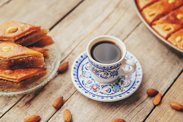 포토 JPG 해외이미지 접시 커피 사람없음 갈색 달콤 커피잔 컵받침 페스츄리 바클라바 나무배경 해외202310 해외포토 식기 음료 빵 컬러 백그라운드 디저트 잔 맛 받침대 파일형식