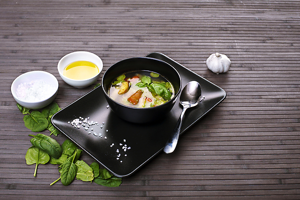 포토 JPG 해외이미지 전통 접시 음식 백그라운드 토마토 채소 가지 양파 치즈 콩 감자 건강 마늘 요리 사람없음 목재 장식 빨간색 초록색 숟가락 요리사 이탈리아 당근 흰색 직물 도자기 맛 수프 먹기 레몬 완두콩 냅킨 레시피 바질 주키니 주키니호박 맛있는 페스토 해외202310 해외포토 나무 직업 식기 유럽 컬러 컨셉 과일 재료 모션 유제품 곡류 뿌리채소 수저 소스_음식 파일형식