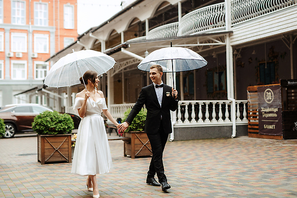 포토 JPG 해외이미지 전신 식물 여자 남자 행복 웨딩드레스 결혼 우산 신혼부부 자동차 들기 정장 성인 두명 옆모습 마주보기 걷기 상점 손잡기 기쁨 비 성인만 해외202310 해외포토 자연요소 부부 드레스 옷 감정 육상교통 뷰포인트 모션 날씨 사람 이벤트 신혼 파일형식