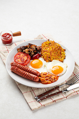 포토 JPG 해외이미지 접시 영어 음식 토마토 부분 탁자 아침 콩 요리 사람없음 세로 계란 식사 버섯 카페 튀김 소시지 아침식사 메뉴 해외202310 해외포토 주간 문자 식기 가구 채소 곡류 상점 알 가공식품 파일형식