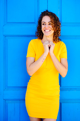 포토 JPG 해외이미지 주간 헤어스타일 외관 드레스 옷 여자 행복 거리 갈색머리 한명 미소 웃음 여름 컬러풀 햇빛 유행 기쁨 직물 도시 시원함 파란배경 긍정 개성 성격 스타일 밀레니얼 해외202310 해외포토 자연요소 1 계절 감정 컬러 백그라운드 컨셉 표정 사람 경제 파란색 태양 파일형식