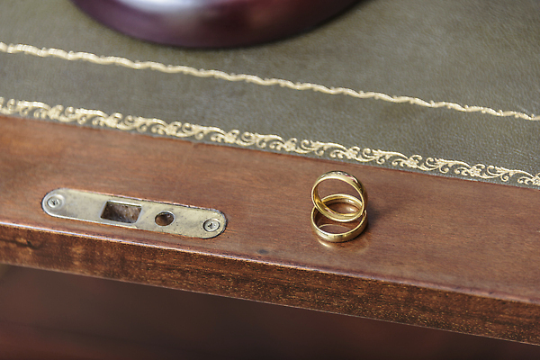 포토 JPG 해외이미지 직업 결혼 백그라운드 컨셉 가족 관계 결혼식 사랑 사람없음 목재 반지 황금 망치 보석 충돌 법 의사봉 재판 문제 법관 공정 법원 변호사 종료 법정 이혼 해외202310 해외포토 나무 감정 재료 장신구 이벤트 공구 광석 법률가 파일형식