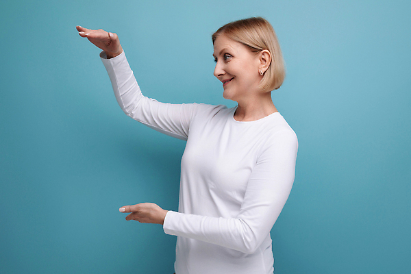 포토 JPG 해외이미지 라이프스타일 응시 여자 행복 감정 무기 중년 백그라운드 비즈니스 상상 노동자 아이디어 실내 한명 옆모습 금발 뷰티 유행 귀여움 표현 업무 자신감 시원함 고립 옛날 스타일 제의 해외202310 해외포토 직업 1 헤어스타일 시선 뷰포인트 컨셉 사람 성인 내부 생활 작업 파일형식