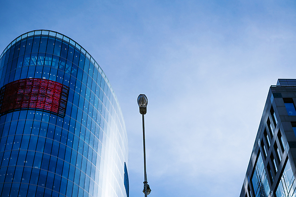 포토 JPG 해외이미지 디자인 외관 유럽 벽 백그라운드 비즈니스 창문 유리 하늘 성공 표면 부동산 미래 아파트 사람없음 야외 금융 경제 도시풍경 사무실 햇빛 반사 탑 고층빌딩 거울 도시 센터 고급 도심 큼 투자 상업 개발 철강 해외202310 해외포토 건축물 나라 컨셉 재질 주택 풍경 빌딩 태양 재산 크기 파일형식