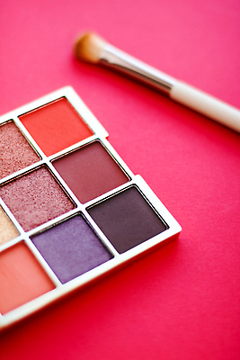 포토 JPG 해외이미지 사람없음 화장품 화려 팔레트 오브젝트 눈화장 아이섀도 메이크업브러쉬 빨간배경 섀도우팔레트 해외포토 백그라운드 컨셉 빨간색 화장 뷰티 붓 파일형식