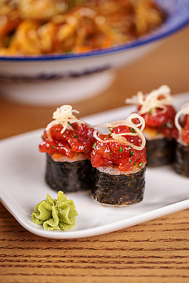 포토 JPG 해외이미지 음식 탁자 밥 어류 요리 동양인 사람없음 빨간색 세로 식당 일본 식사 초밥 해조류 고추냉이 참치 해산물 롤 점심식사 맛있는 해외202310 해외포토 아시아 컬러 가구 인종 상점 수중동물 양념 해양식물 일본음식 파일형식