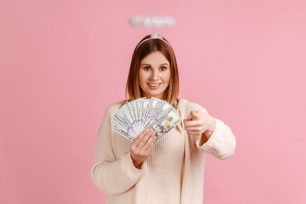 포토 JPG 해외이미지 백인 여자 행복 지폐 돈 청소년 성공 천사 실내 한명 사람 금융 달러 꿈 가리킴 잡기 우승 재산 선택 투자 이익 보여주기 후광 계산서 월급 대출 고립 돌봄 복권 수도권 수입 승자 지원 파라다이스 자극 해외202310 해외포토 서양인 1 감정 컨셉 비즈니스 모션 손짓 내부 경제 빛 최고 지역 파일형식