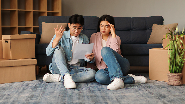 포토 JPG 해외이미지 라이프스타일 커플 감정 종이 백그라운드 가족 모션 남편 부동산 스트레스 아파트 주택 한국 실내 사람 동양인 성인 내부 두명 금융 상자 일본 아내 재산 구매 편지 문제 영수증 계산서 파산 대출 렌탈 편지쓰기 소유 밀레니얼 해외202310 해외포토 아시아 관계 인종 건물 생활 경제 쇼핑 기록 파일형식