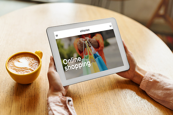 포토 JPG 해외이미지 라이프스타일 디자인 커피 음료 인터넷 탁자 주택 관리 앉기 두명 컵 쇼핑 컴퓨터 알약 유행 세일 상점 디지털 스크린 웹 카페 구매 고객 검색 모음 멀리 온라인 동영상 소셜미디어 쇼퍼홀릭 목업 카피스페이스 해외202310 해외포토 식기 가구 모션 사람 건물 생활 전자제품 약 공백 파일형식