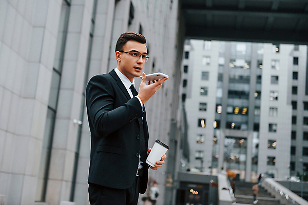 포토 JPG 해외이미지 남자 안경 한명 들기 정장 상반신 성인 옆모습 스마트폰 도시 직장인 비즈니스맨 스마트 통화 테이크아웃컵 성인남자한명만 해외포토 직업 1 잡화 옷 뷰포인트 컨셉 비즈니스 모션 사람 컵 핸드폰 스마트기기 남자한명만 성인남자만 파일형식
