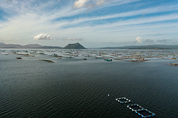 포토 JPG 해외이미지 산업 아시아 호수 바다 섬 여행 농업 비즈니스 자연 낚시 산 파노라마 어류 풍경 사람없음 야외 물 하이앵글 농장 시골 잡기 만 그물 보트 해산물 화산 새장 분화구 어장 항공촬영 밭일 수경재배 조감도 해외202310 해외포토 자연요소 나라 뷰포인트 배_교통 모션 레저 촬영기법 수중동물 생태계 케이지 파일형식