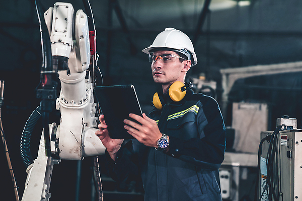 포토 JPG 해외이미지 응시 남자 산업 공장 노동자 고글 작업복 한명 들기 상반신 성인 태블릿 헤드셋 기계 과학기술 작업 엔지니어 안전모 성인남자한명만 해외202310 해외포토 직업 1 시선 옷 음향기기 공업 모션 기술 사람 전자제품 스마트기기 헤드폰 기술자 헬멧 안전장비 남자한명만 성인남자만 파일형식