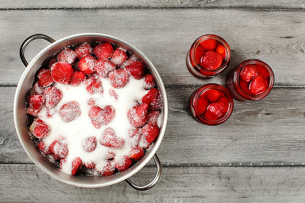 포토 JPG 해외이미지 과일 딸기 사람없음 냄비 설탕 딸기잼 무더기 나무배경 해외202310 해외포토 백그라운드 솥 잼 파일형식