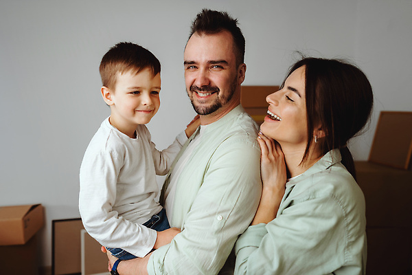 포토 JPG 해외이미지 응시 여자 남자 아들 어린이 안기 엄마 소년 상반신 성인 옆모습 세명 상자 아빠 이사 즐거움 정리 짐싸기 어깨에손 해외202310 해외포토 시선 감정 뷰포인트 가족 모션 사람 파일형식