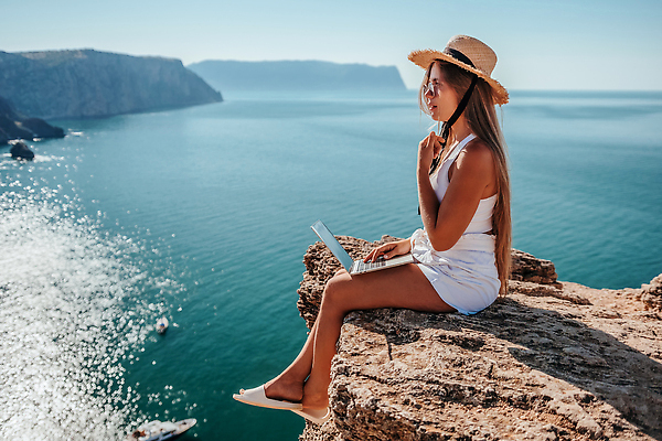 포토 JPG 해외이미지 직업 라이프스타일 여자 행복 커피 바다 여행 인터넷 비즈니스 통신 휴가 휴식 직장 관리 한명 사람 성인 해변 야외 물 노트북 컴퓨터 뷰티 여행객 공책 자유 타이핑 키보드 업무 작업 네트워크 바쁨 멀리 온라인 프리랜서 해외202310 해외포토 자연요소 1 감정 음료 컨셉 회사 문구용품 생활 전자제품 파일형식