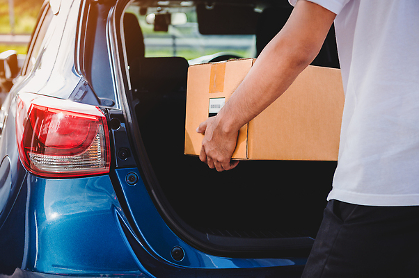 포토 JPG 해외이미지 직업 손 남자 행복 여행 유니폼 회사 비즈니스 교통시설 모션 자동차 노동자 주택 부츠 사람 동양인 사람없음 파란색 상자 문 공백 잡기 오픈 배달원 종업원 승합차 서비스 택시 패키지 짐차 적재 판지 삭제 해외202310 해외포토 옷 감정 육상교통 컬러 교통 신발 승용차 인종 건물 신체부위 시설 파일형식