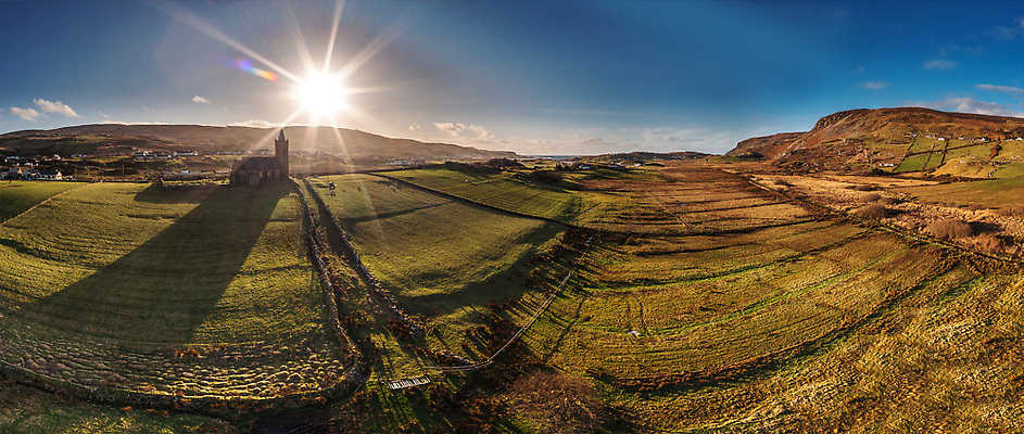 포토 JPG 해외이미지 여행 십자가 안테나 사람없음 교회 마을 계곡 바위 무덤 기둥 역사 성자 방목 대문 암초 아일랜드 대서양 천연기념물 공화국 돌무덤 방법 법정 서쪽 옛날 장례식 해외202310 해외포토 건축 유럽 나라 종교 바다 통신 종교건축 건물 문 돌_바위 축산업 방향 파일형식