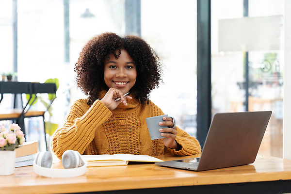 포토 JPG 해외이미지 직업 학생 라이프스타일 여자 교육 남자 행복 안경 흑인 백그라운드 인터넷 비즈니스 사업가 성공 주택 실내 한명 사람 앉기 성인 노트북 컴퓨터 사무실 검은색 공책 업무 작업 비즈니스우먼 자신감 무선전화기 경영자 온라인 프리랜서 해외202310 해외포토 서양인 1 잡화 감정 컬러 컨셉 모션 문구용품 내부 건물 생활 전자제품 직장인 전화기 리더 파일형식