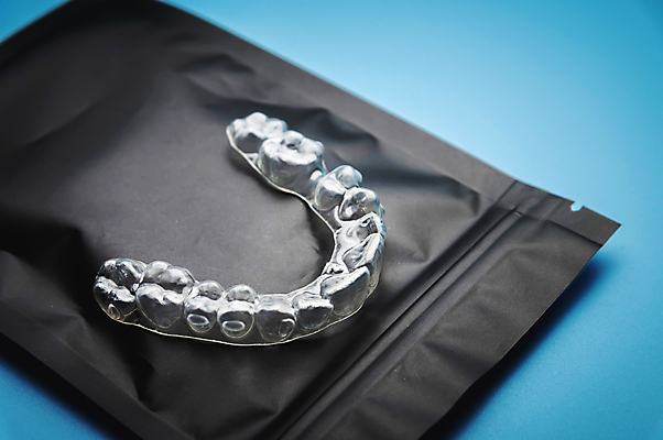 포토 JPG 해외이미지 봉투 사람없음 투명 파란배경 교정기 위생관리 치아교정 해외202310 해외포토 백그라운드 관리 파란색 교정 파일형식