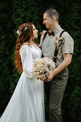 포토 JPG 해외이미지 드레스 꽃 길 지구 나비 신랑 결혼 2 가족 관계 사랑 두명 초록색 여름 갈색 산책 숲 침엽수 해외202310 해외포토 나무 식물 옷 계절 감정 컬러 곤충 휴식 사람 이벤트 파일형식