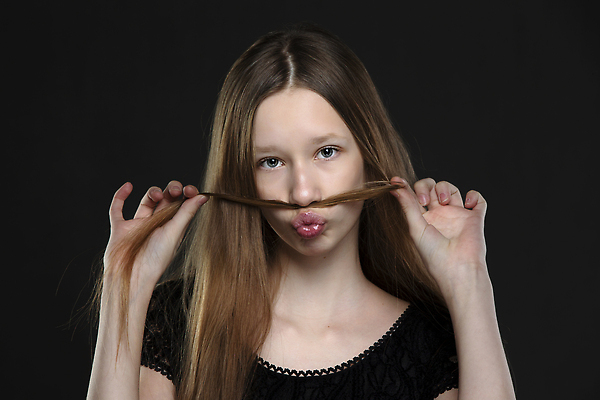 포토 JPG 해외이미지 백인 모델 1 학생 라이프스타일 긴머리 응시 여자 얼굴 어린이 실내 표정 한명 서기 미소 사람 야외 10대 빛 청춘 금발 뷰티 귀여움 자신감 닫기 콧수염 입술 성별 내추럴 평등 해외202310 해외포토 서양인 헤어스타일 시선 감정 컨셉 모션 청소년 수염 내부 생활 신체부위 파일형식