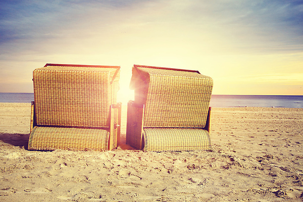 포토 JPG 해외이미지 계절 유럽 모래 파도 바다 섬 여행 백그라운드 의자 자연 하늘 바람 휴가 휴식 독일 파노라마 사람없음 가로 물 모래사장 햇빛 태양 일출 맑음 일몰 만 모래언덕 휴양지 광택 북쪽 폴란드 수평선 해외202310 해외포토 자연요소 나라 가구 컨셉 날씨 촬영기법 노을 장소 방향 언덕 생태계 파일형식