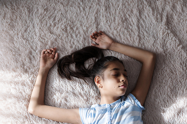 포토 JPG 해외이미지 딸 어린이 2 장난 중동 창문 놀이 휴식 주택 함께함 한명 내부 책 파란색 빛 스마트폰 핸드폰 햇빛 태양 뷰티 알약 갈색 어둠 흰색 침대 읽기 손목시계 자매 위치 안락 해외202310 해외포토 자연요소 1 여자 나라 시계 컬러 가구 컨셉 장신구 가족 모션 사람 건물 전자제품 스마트기기 약 파일형식