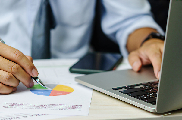 포토 JPG 해외이미지 직업 돈 회사 통계 성공 그래프 설계 아이디어 사람 사람없음 가로 금융 경제 노트북 사무실 정보 성장 업무 작업 비즈니스맨 시장 계획 토론 책상 분석 무역 보고서 상담 문서 투자 해결 회계 진행 개발 경영 마케팅 조언 브레인스토밍 해외202310 해외포토 남자 산업 가구 컨셉 비즈니스 전자제품 직장인 재산 파일형식