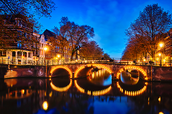 포토 JPG 해외이미지 전통 유럽 여행 건축양식 하늘 조명 거리 주택 풍경 사람없음 건물 물 강 도시풍경 반사 여행객 침묵 황혼 새벽 도시 보트 중세 야간 저녁 네덜란드 운하 타운 빛망울 암스테르담 랜드마크 옛날 해외202310 해외포토 자연요소 건축물 건축 나라 배_교통 사람 빛 소리 일몰 역사 파일형식