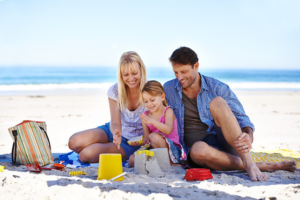 포토 JPG 해외이미지 전신 여자 남자 수영복 행복 어린이 가방 가족 하늘 앉기 성인 해변 야외 옆모습 세명 모래사장 삽 양동이 즐거움 돗자리 모래놀이 해외202310 해외포토 잡화 옷 감정 모래 바다 뷰포인트 관계 모션 놀이 사람 파일형식