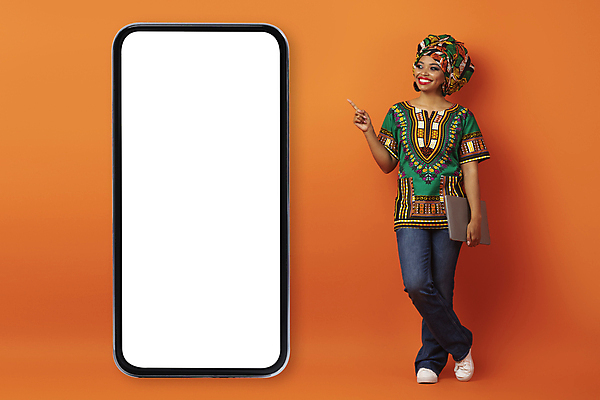 포토 JPG 해외이미지 전신 여자 백그라운드 한명 서기 들기 성인 노트북 스마트폰 스크린 주황색 가리킴 목업 성인여자한명만 카피스페이스 해외포토 1 컬러 모션 사람 손짓 전자제품 핸드폰 스마트기기 공백 여자한명만 성인여자만 파일형식