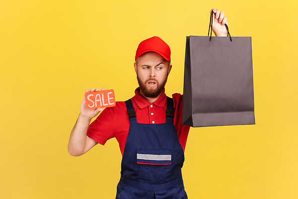 포토 JPG 해외이미지 백인 직업 남자 유니폼 가방 청소년 노동자 실내 작업복 선물 한명 사람 쇼핑 유행 세일 상점 표현 잡기 신용카드 퍼즐 배달원 우체부 서비스 속도 주기 컨설턴트 딜러 보여주기 소매 물류 의심 고립 노란배경 혼란 블랙프라이데이 해외202310 해외포토 서양인 1 잡화 옷 감정 백그라운드 컨셉 모션 데이이벤트 내부 금융 노란색 전문직 상담 파일형식