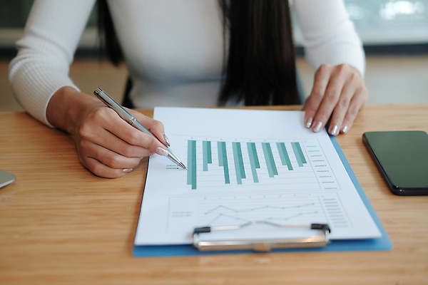 포토 JPG 해외이미지 직업 학생 라이프스타일 여자 비즈니스 사업가 그래프 설계 직장 사람 사람없음 금융 노트북 학습 사무실 공책 자료 공연 작업 비즈니스우먼 시장 계획 분석 보고서 문서 과제 마케팅 프리랜서 해외202310 해외포토 교육 컨셉 회사 문구용품 이벤트 생활 경제 전자제품 직장인 파일형식