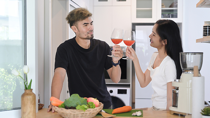 포토 JPG 해외이미지 커플 여자 남자 와인잔 도마 들기 동양인 상반신 성인 두명 주방 당근 사과 브로콜리 믹서 건배 건강식 성인만 식단관리 라탄바구니 해독주스 해외202310 해외포토 음식 채소 술잔 과일 관계 모션 주방용품 뿌리채소 사람 인종 바구니 주스 파일형식