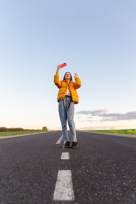 포토 JPG 해외이미지 백인 라이프스타일 여자 행복 도로 여행 백그라운드 교통시설 자연 하늘 모바일 휴가 거리 사람 풍경 야외 두명 파란색 스마트폰 뷰티 여행객 일몰 자유 도시 고속도로 셀프카메라 아스팔트 방법 해외202310 해외포토 서양인 감정 길 컬러 교통 컨셉 생활 핸드폰 스마트기기 노을 사진촬영 시설 생태계 파일형식