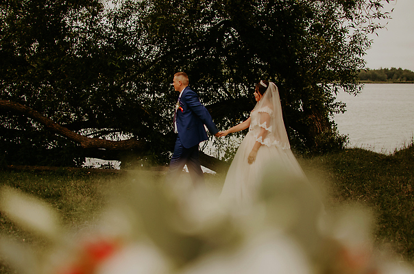 포토 JPG 해외이미지 나무 백인 커플 응시 옷 여자 행복 유럽 호수 신랑 결혼 잎 2 가족 신혼부부 자연 결혼식 남편 함께함 발렌타인데이 사랑 서기 웃음 사람 정장 턱시도 두명 초록색 물 강 유행 걷기 흰색 아내 만 보석 베일 우크라이나 스타일 해외202310 해외포토 자연요소 서양인 식물 부부 시선 감정 나라 컬러 컨셉 관계 모션 데이이벤트 표정 이벤트 광석 생태계 신혼 파일형식