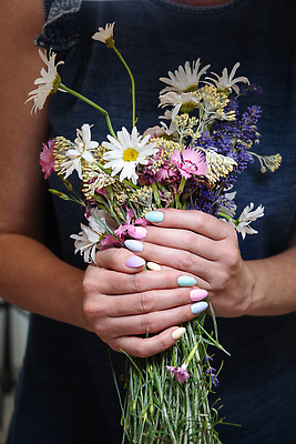 포토 JPG 해외이미지 라이프스타일 손 디자인 여자 꽃 바다 컬러 백그라운드 장신구 손가락 유리 휴가 실내 미술 사람없음 치료 컬러풀 뷰티 파티 유행 상점 금속 주스 봄 화장품 반지 못 뜨거움 황금 우아함 닫기 손톱관리 손톱 피부 선원 광택 프랑스어 돌봄 스타일 해외202310 해외포토 식물 문자 계절 음료 컨셉 의학 모션 재질 문화예술 사람 이벤트 내부 생활 신체부위 공구 네일아트 파일형식