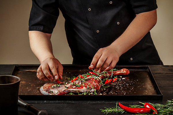 포토 JPG 해외이미지 손 남자 고추 요리 한명 사람 상반신 성인 요리사 절구 로즈메리 성인남자한명만 해외202310 해외포토 직업 1 채소 신체부위 도구 허브 남자한명만 성인남자만 파일형식